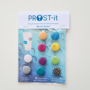 Könnte beinhalten: Ein Set mit acht bunten Glasmarkierern mit Punkten. Die Marker sind in einer durchsichtigen Plastiktüte verpackt, auf der der Markenname "PROST-it" und der Text "Bunt Dots" aufgedruckt sind.