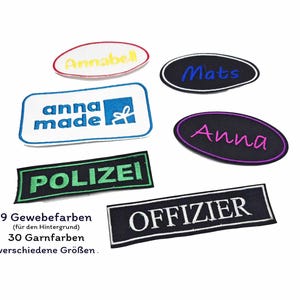 Könnte beinhalten: Eine Sammlung gestickter Aufnäher in verschiedenen Formen und Farben. Die Aufnäher enthalten Namen wie "Annabell", "Mats" und "Anna" sowie die Wörter "POLIZEI" und "OFFIZIER". Das Bild zeigt auch Text über Stoff- und Garnfarben.