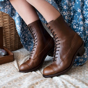 IN STOCK Victorian Ladies "Round toe" Lace up Boots