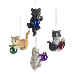 Pode incluir: Quatro enfeites de Natal com gatinhos brincando com luzes de Natal e bolas. Os gatinhos são pretos, brancos, laranja e cinzentos. As bolas são azuis, vermelhas, verdes e roxas.