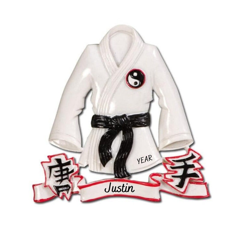 Adorno navideño personalizado de chaqueta de karate Adorno navideño personalizado de mano de karate con cinturón negro imagen 1