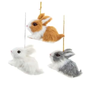 Puede incluir: Tres adornos de conejito de peluche, uno marrón y blanco, uno blanco y uno gris y blanco. Cada conejito cuelga de una cuerda dorada.
