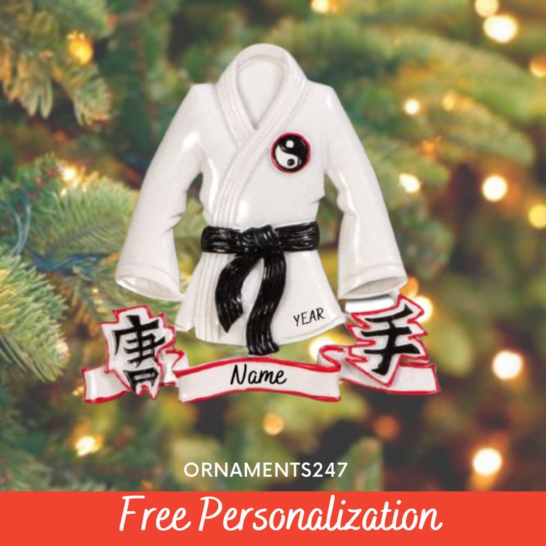 Adorno navideño personalizado de chaqueta de karate Adorno navideño personalizado de mano de karate con cinturón negro imagen 2