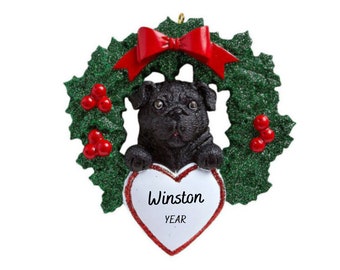 Perro Pug negro en adorno personalizado de corona navideña - Adorno navideño personalizado Pug