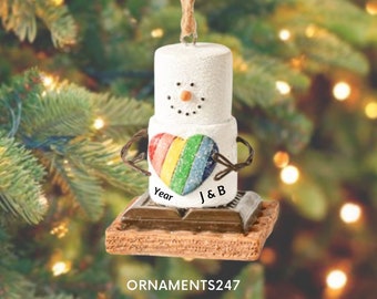 Adorno personalizado de corazón arcoíris con forma de smores / Recuerdo personalizado del Orgullo / Regalo de Navidad LGBTQ / Decoración navideña personalizada con malvaviscos 2026