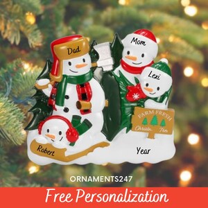 Gepersonaliseerde sneeuwpop familie ornament - familie van 4 ornament - 4 sneeuwmannen bij kerstboom boerderij ornament - sneeuwpop familie kerstornament