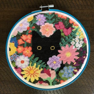 野の花の中の猫