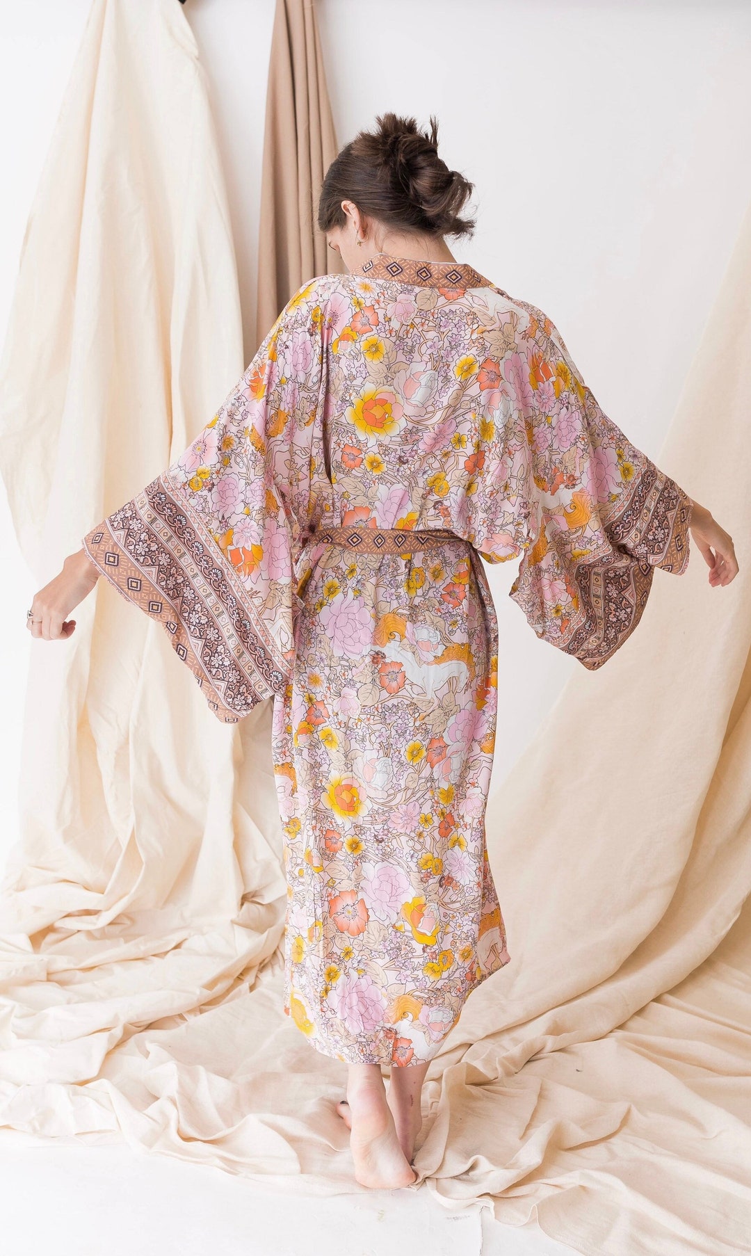 Elegant Begonia Flower Painting Kimono/kimono Robe/japanese Gift/silky ...