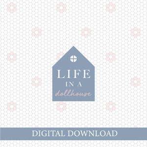 Puede incluir: Un gráfico de descarga digital con un icono de casa azul y el texto "LIFE IN A dollhouse" sobre un fondo blanco con un patrón de hexágonos rosas.