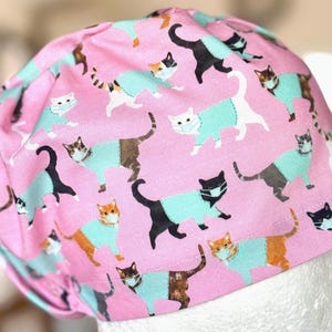 Felpa con cappuccio e berretto da infermiere con stampa di gatti in camice. Modelli da donna, uomo e per coda di cavallo.