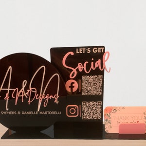 Laten we een sociaal acryl QR-codebord krijgen met groot rond logo en visitekaartjeshouder voor leveranciers en kleine bedrijven