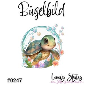 Könnte beinhalten: Eine süße Cartoon-Meeresschildkröte mit grünem Panzer und hellblauem Hintergrund. Die Schildkröte ist von Blasen und Blumen umgeben. Der Text "Bügelbild" befindet sich oben im Bild.