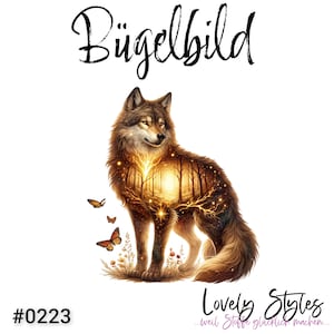 Könnte beinhalten: Bügelbild mit einem Wolf, der eine Waldszene in seinem Körper trägt. Der Wolf ist braun und goldfarben vor weißem Hintergrund. Das Design enthält auch Schmetterlinge.