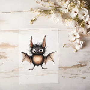 Könnte beinhalten: Eine Cartoon-Illustration einer niedlichen, braunen Fledermaus mit großen Augen und einem breiten Lächeln. Die Fledermaus ist in einem skurrilen Stil mit einem flauschigen, schwarzen Körper und großen, braunen Flügeln gezeichnet.