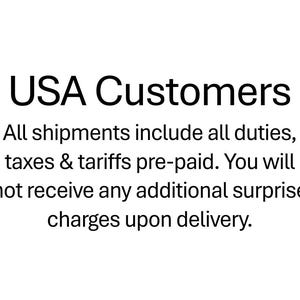 以下が含まれることがあります： 黒いテキストが書かれた白い画像。テキストの内容は「USA Customers. All shipments include all duties, taxes & tariffs pre-paid. You will not receive any additional surprise charges upon delivery.」です。テキストは白い背景の中央に配置されています。