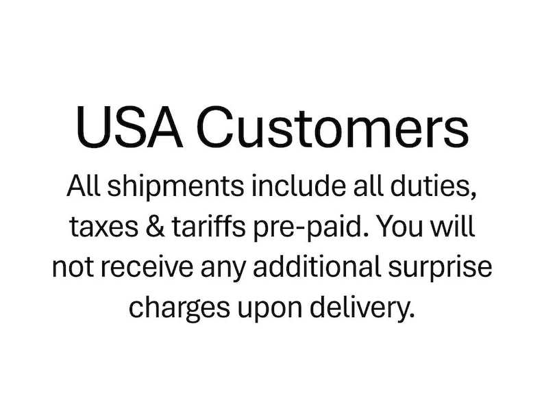 以下が含まれることがあります： 黒いテキストが書かれた白い画像。テキストの内容は「USA Customers. All shipments include all duties, taxes & tariffs pre-paid. You will not receive any additional surprise charges upon delivery.」です。テキストは白い背景の中央に配置されています。