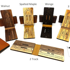 Tablero de cribbage plegable de cuero para viaje: Juego portátil de nogal con clavijas de metal