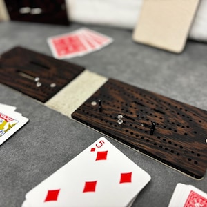 Tablero de cribbage de viaje compacto y plegable de cuero con clavijas de metal: juego portátil para acampar y divertirse en movimiento
