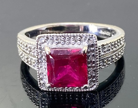 margot robbie engagement ring