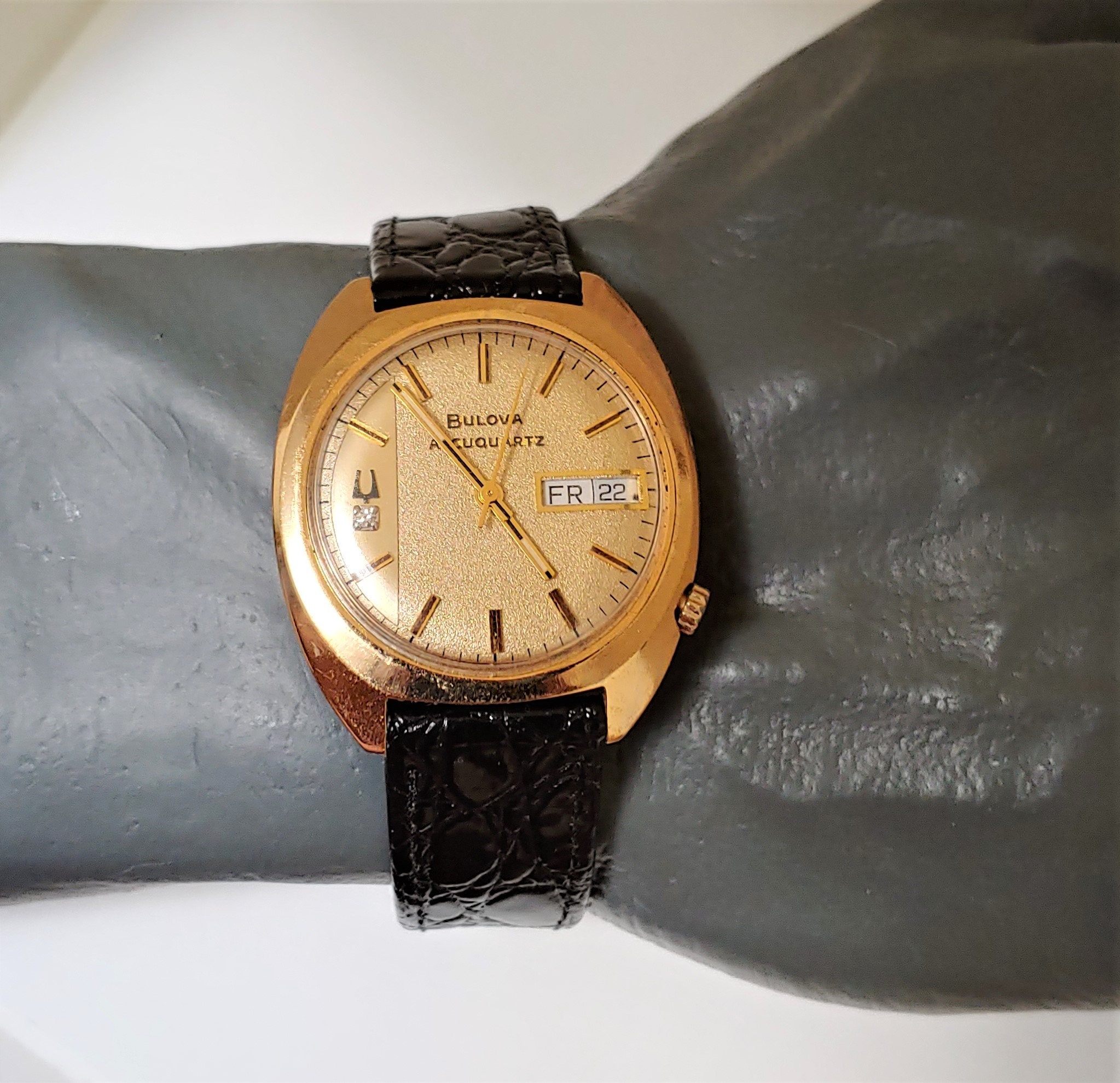 Vintage 1977 Bulova Accuquartz Men's Watch W/ Small Diamond N7 - Main Image