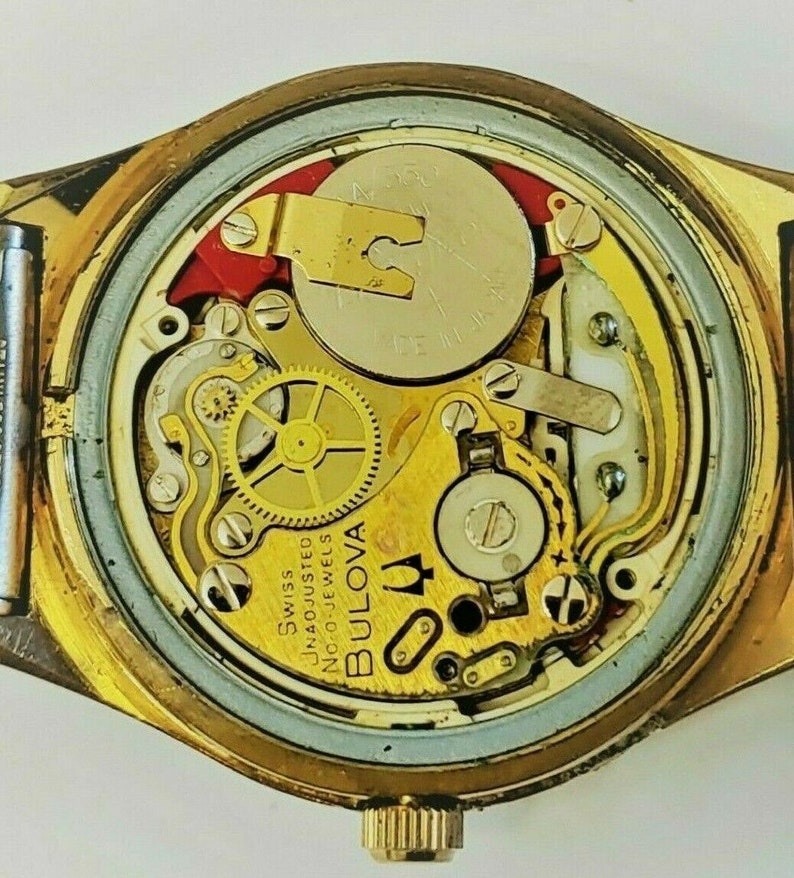 Montre Vintage Bulova Accutron 873.01.01.7 - Collection DUAL-DAY - Années 70 - Mouvement Quartz Suisse - NOS (Neuf D'origine)