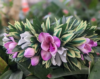 Purple freesia and white tiare blooming haku lei