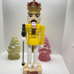 Cascanueces inspirado en la leyenda del rock Freddie • Cascanueces personalizado pintado a mano • Decoración navideña para fans de Queen