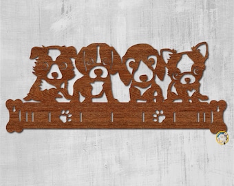 Op de afbeelding: Houten wanddecoratie met vier hondensilhouetten. De honden staan boven een horizontale balk met pootafdrukken en sleuven. Het hout heeft een warme, bruine kleur.