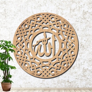 Pu&ograve; includere: Un decoro da parete in legno con la parola araba "Allah" in un design decorativo e intricato. La parola &egrave; circondata da un motivo circolare di forme geometriche.