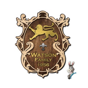 Może przedstawiać: Drewniany herb rodzinny ze złotym lwem, lilią i napisem "WATSON FAMILY 1956". Herb ma ciemnobrązowe tło i jasną drewnianą ramę z ozdobnymi zawijasami. Kreskówkowy osioł znajduje się w prawym dolnym rogu.