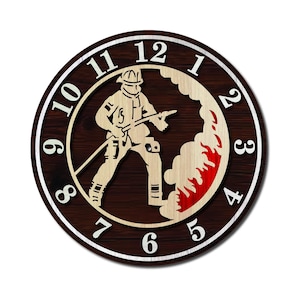 Pode incluir: Um relógio de madeira com um design de bombeiro. O mostrador do relógio tem algarismos romanos e um bombeiro segurando uma mangueira na frente de uma chama vermelha e laranja.