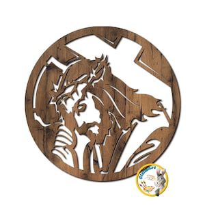 Könnte beinhalten: Ein rundes Wandbild aus Holz mit einem Ausschnitt, der Jesus Christus mit einer Dornenkrone und einem Kreuz dahinter zeigt.