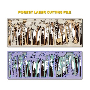 Puede incluir: Diseño de archivo de corte por láser de una escena de bosque con un ciervo de pie en medio de los árboles. El diseño se muestra en dos versiones, una con un fondo de veta de madera y otra con un fondo morado.