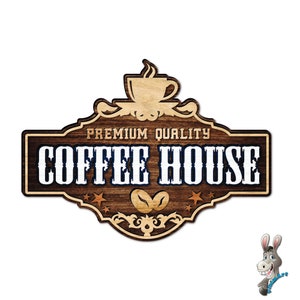 Puede incluir: Un letrero de madera con un diseño rústico que presenta el texto "PREMIUM QUALITY COFFEE HOUSE" en letras blancas con un contorno azul. El letrero tiene una taza de café estilizada y granos de café.