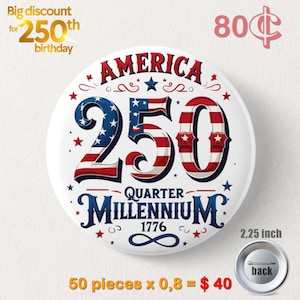 Puede incluir: Un botón blanco con el texto "AMERICA 250 QUARTER MILLENNIUM 1776" en rojo, blanco y azul. El botón mide 5,7 cm de diámetro y tiene una parte trasera metálica. El botón conmemora el 250 aniversario.