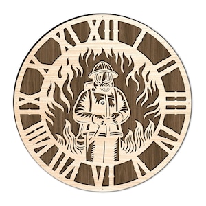 Könnte beinhalten: Wanduhr aus Holz mit einem Feuerwehrmann in der Mitte, umgeben von Flammen. Das Zifferblatt hat römische Ziffern und ist aus hellem und dunklem Holz gefertigt. Das Design ist lasergeschnitten.