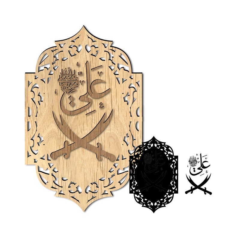 Pu&ograve; includere: Un'incisione in legno di calligrafia islamica con la parola araba "Ali" in una cornice decorativa. L'incisione &egrave; su uno sfondo di legno marrone chiaro. Il design &egrave; intricato e dettagliato, con un motivo floreale attorno ai bordi.