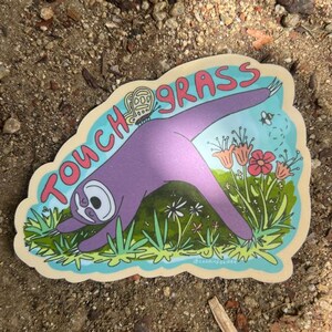 Touch Grass Faultier Aufkleber: Lustige Natur Humor, wasserfestes Vinyl
