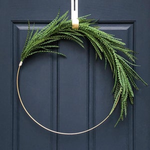 Guirnalda moderna de follaje para puerta principal / Marco dorado, negro y plateado, con cinta (22" de diámetro)