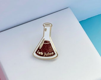 Spilla smaltata con provetta da laboratorio per caffè / Caffeina per infermieri / Tecnico di laboratorio / Scienza / Regalo per infermieri