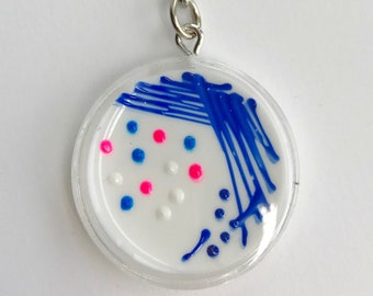 Portachiavi con piastra di Petri cromogenica per Salmonella / Arte con agar microbiologico / Regalo per laboratorio scientifico sui batteri / Arte scientifica