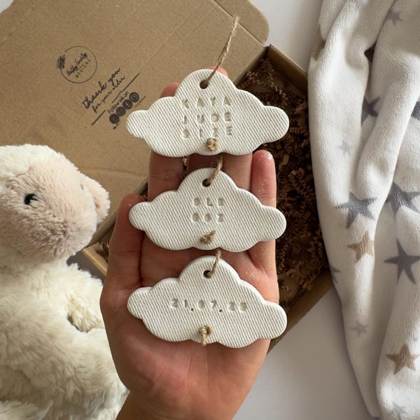 Regalo personalizado de recuerdo para bebé / Decoración de guardería hecha a mano con nube de arcilla / Regalo para recién nacido