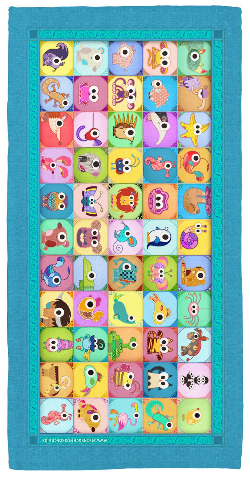 Op de afbeelding: Een kleurrijk patchwork-deken met verschillende dierenfiguren met grote ogen. Elk dier bevindt zich in een vierkant met een andere achtergrondkleur. Het deken heeft een blauwe rand met een wit swirl-patroon. De tekst "www.heine-schulze.de" staat onderaan het deken.