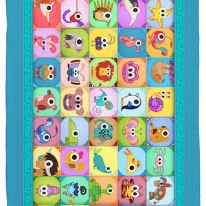 Op de afbeelding: Een kleurrijk patchwork-deken met verschillende dierenfiguren met grote ogen. Het deken is blauw met een witte rand en de tekst "THANK YOU, SKYE!" in de linkerbovenhoek. De tekst "WWW.HEINEZCHUNSE.DE" staat in de rechterbenedenhoek.