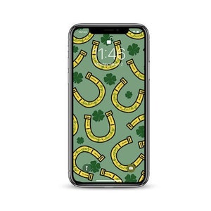 Könnte beinhalten: Ein grüner Telefonbildschirm mit einem Muster aus goldenen Hufeisen und vierblättrigen Kleeblättern. Die Uhrzeit ist 1:46.