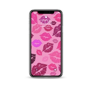 Op de afbeelding: Een zwarte smartphone met een roze achtergrond en een patroon van roze en paarse lippen. De tijd is 7:05.