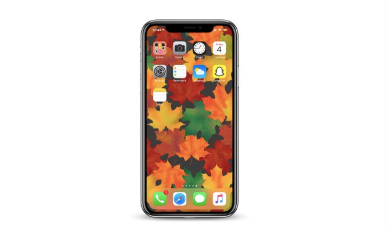 Op de afbeelding: Een zwarte iPhone met een herfstthema-achtergrond met kleurrijke esdoornbladeren. Het startscherm van de telefoon toont verschillende app-pictogrammen, waaronder Camera, Klok, Agenda en Snapchat.