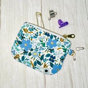 Porte-monnaie Notion - Garden Party Blue / Rifle Paper Co - petit porte-monnaie à fermeture éclair - pièce de monnaie carte de crédit oreillette câble pochette cadeaux