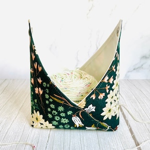 Bento Yarn Bowl - Midnight Floral / Yarn Cake Bowl, Yarn Keeper, Yarn Holder Cozy, Project Bag, Knitting Crochet Gift, Knitting Accessory