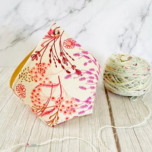 Bento Yarn Bowl - Spring Floral / Yarn Cake Bowl, Yarn Keeper, Yarn Holder Cozy, Project Bag, Knitting Crochet Gift, Knitting Accessory